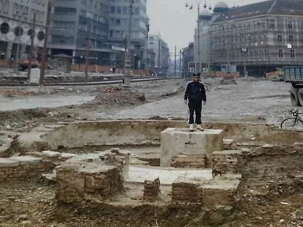 Trg Republike (današnji Trg Bana Jelačića) 1986. godine. Manduševac, otkop starih temelja